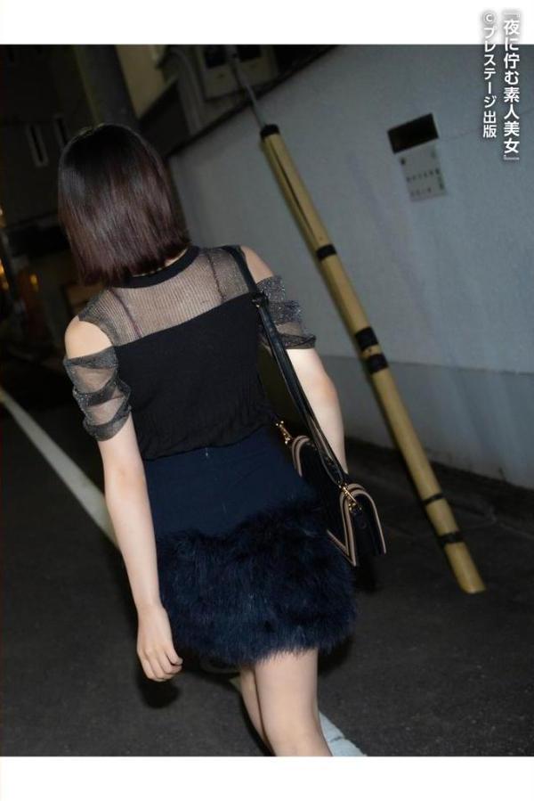 夜の街に佇む素人美女